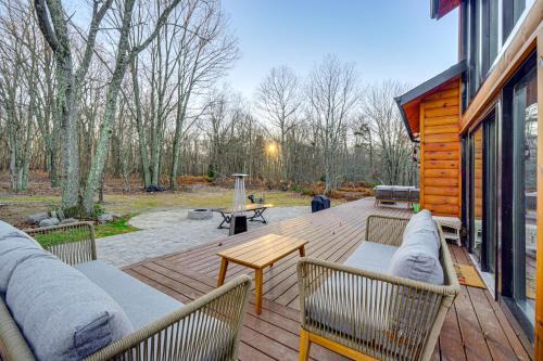 Ski, Hike & More: Spacious Log Cabin in Long Pond