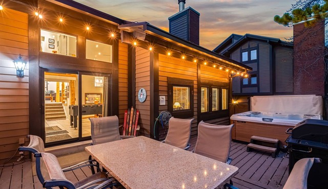 Ski, Hike, Relax ~ Hot Tub + Foosball Table Walk to Restaurants & coffee shop