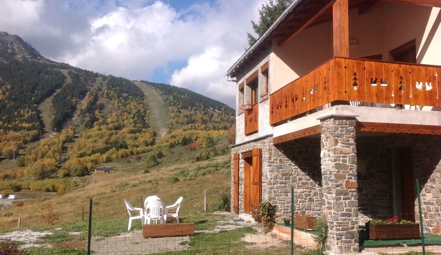 Ski, hiking, walking and shopping 15 minutes from the Principality of Andorra