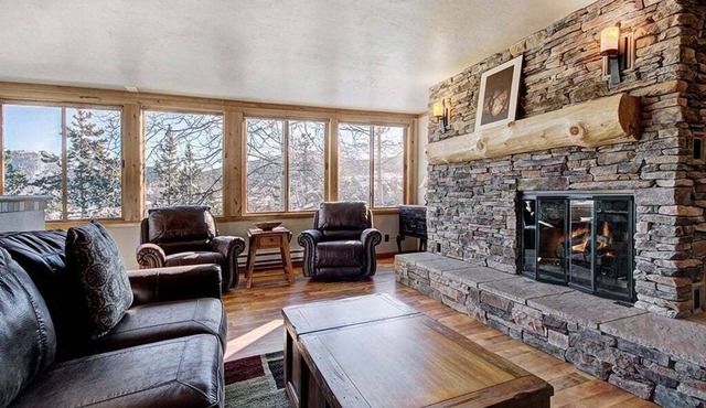 Ski Hill 27-Walk to Gondola & Main St. - In-Town-Remodeled Condo-On-site Pool/Hot Tub!