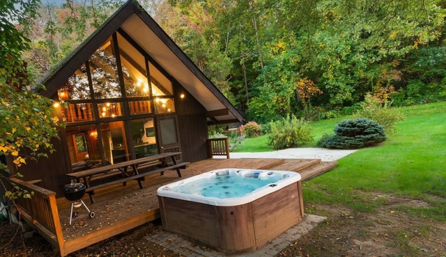 Ski house/ ON THE SLOPE/ Private hot tub & Fire pit