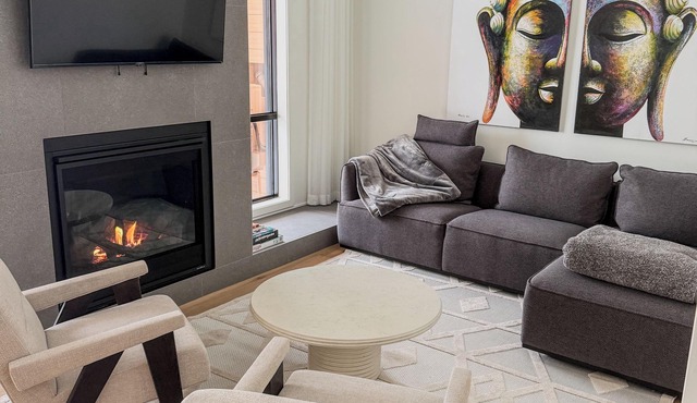 Ski-In Adjacent 200m- 3BR Free Shuttle Sleeps 8
