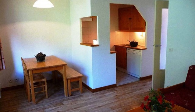 Ski-in apartment, sleeps 4, balcony, wifi included