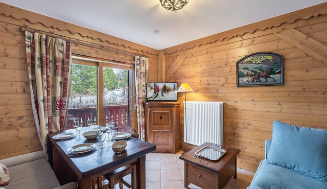 Ski-in apartment with pool access and covered parking