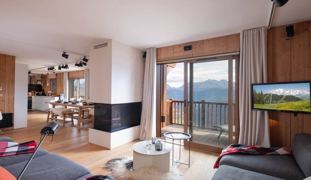 Ski-in duplex with pool and parking, 3 bedrooms