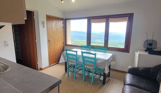 Ski-In/Ski-Out Apt - 2 Bdrms, Sleeps 4, South-Facing Balcony, Pet-Friendly, Bright Living Area