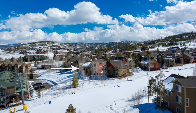 Ski-In Granby Getaway, Hot Tub, Open Layout w/Plush and Cozy Setting, steps from Ski Granby Ranch