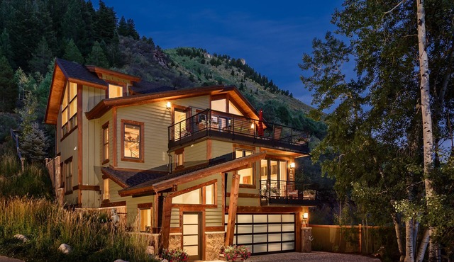 Ski in Home on Minturn Mile, Luxury 4 Bedroom 4.5 Bathroom with 2 car garage