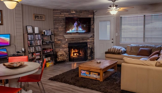 Ski In/Out - 1st floor - clean & cozy "Cinema Condo"