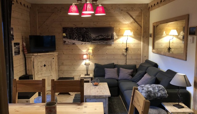 Ski-In/Out, 2 Bedrms, 2 Bathrms, Stunning View, Close T/Shops