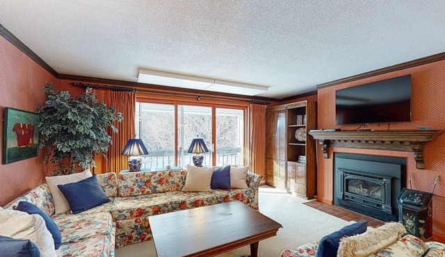Ski-In/Out 2-Story Condo w/Shared Heated Outdoor Pool, Fast WiFi, Fireplace, A/C