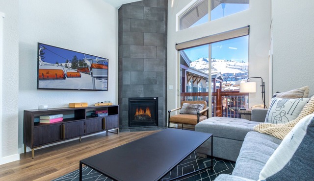 Ski In/Out 2BD Top floor W/Amazing Views