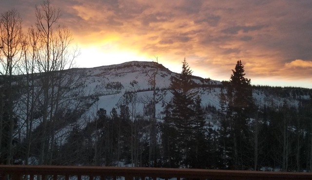 Ski In/Out cabin with best panoramic views in Brian Head. Pets Welcome!