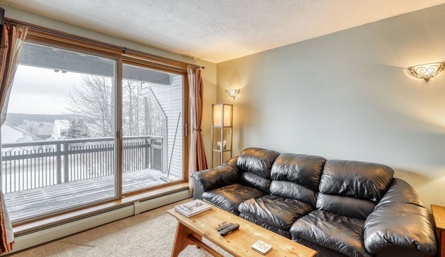 Ski-in/out condo with pool, hot tub, sauna & fast WiFi