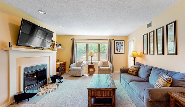 Ski-in/out condo with fireplace, hot tubs. pool, tennis & washer/dryer