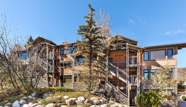 Ski in/out Condo with pool & 2 hot tubs - great location above the Snowmass Mall