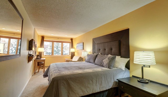 Ski in/out Cozy Hotel Room in East Village. FP209