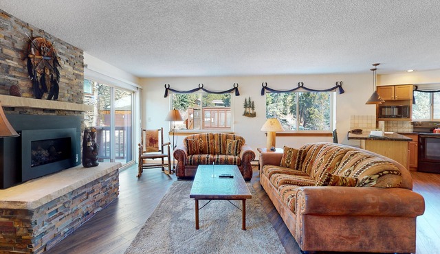 Ski-in/out ground-floor condo with hot tubs, fireplace, gym & views