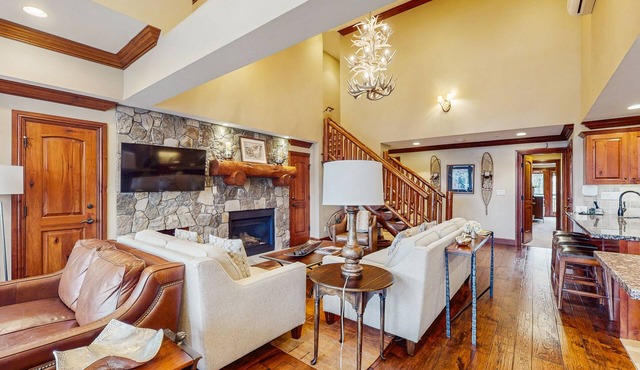 Ski-in/out home w/alpine view, fireplace, AC, fast WiFi, shared pool/hot tubs/WD