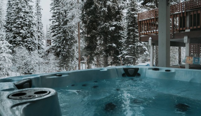 SKI IN/OUT, HOT TUB. 4 Bed 4.5 bath, 3 Kings, sleeps 20! 45 min to Glacier.
