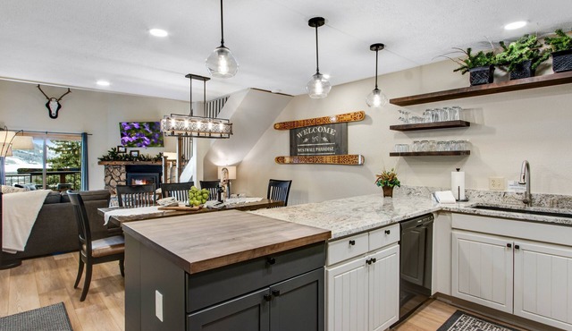 Ski-In/Out, Hot Tub, Shuttle, Views, Garage, Trails, 4BR+Loft –Westwall Paradise