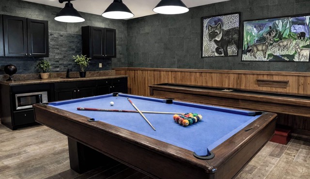 SKI IN/OUT @ Lift > Shuffleboard, Hot Tub, Pool Table, PS5, 7 bedrooms