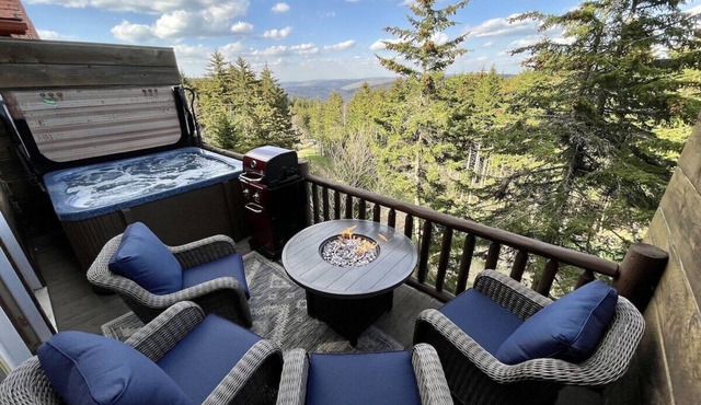 Ski In/Out @ Loggers 16 - Private Hot Tub, 3 Kings, PS5, 85" TV, Rec+Gear Rms