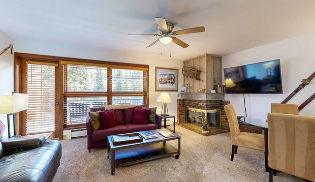 Ski-in/out, mountain view w/fireplace, fast WiFi & shared pool/hot tubs/laundry