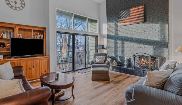 Ski-in/out Ski Hill, Cozy Fireplace - Kingswood 1D