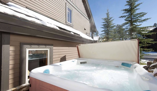 Ski-in&out. Spacious Home w Hot Tub. Close to Town & Shuttle. 7th Nt FREE!