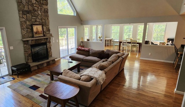 Ski in-out. Spacious 5 Bdrm chalet ,wood pizza oven and bar. Slope opens Dec 13.