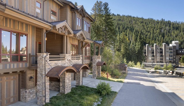 Ski-in/Out townhome w/hot tub & fireplace