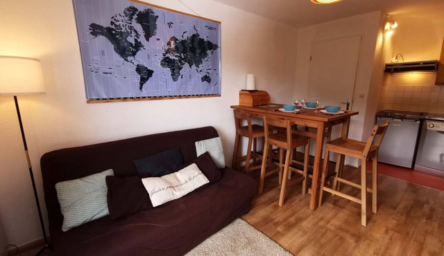 Ski-In/Ski-Out Apt: South-East Balcony, Sleeps 5, Close to ESF School & Shops, No Pets