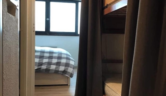 Ski in/ski out apartment for 6 people. - Sunny balcony & valley view