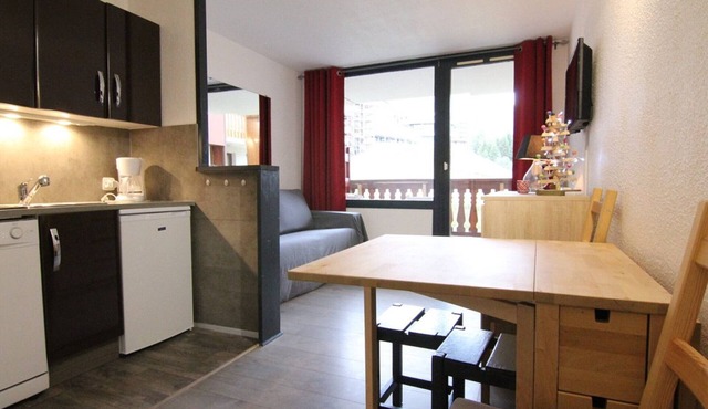 Ski-in/Ski-out 1BR Apartment for 5 in Alpe d'Huez, Pets Welcome, Balcony, Near Shops