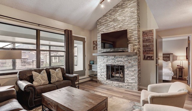 Ski In Ski Out 2 Bed 3 bath, 1100sqft. Vaulted ceiling sleeps 10 in Ctr Village