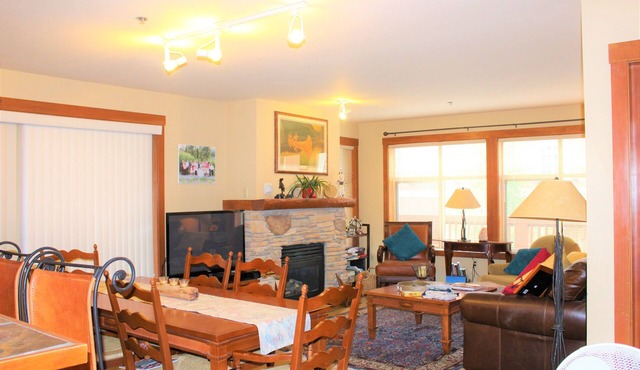 Ski in, Ski out 2 Bedroom condo. Large deck for Summer