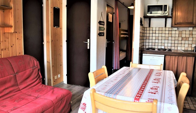 Ski-In/Ski-Out 2-Bedroom Apartment with Balcony & Stunning Views in Auris-en-Oisans