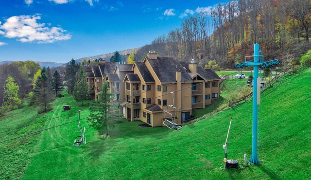 Ski-in/Ski-out 2 Bed, 2 Bath condo Holiday Valley