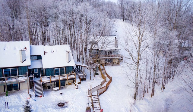 Ski-in ski-out 3 Bdrm Chalet w sauna on slopes & lake - Sleeps 8