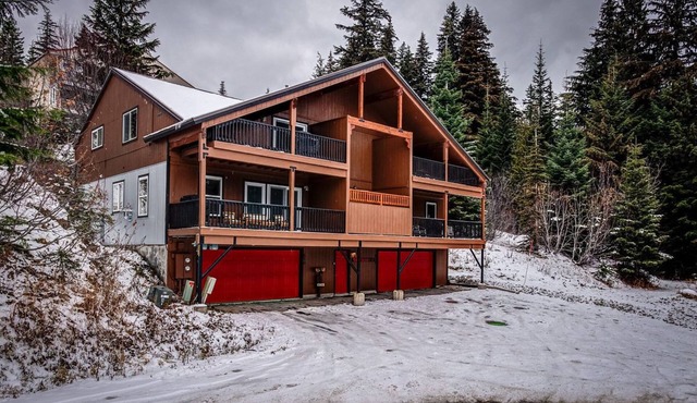 Ski in Ski out 3 bed/2bath+, with hot tub and lake views.