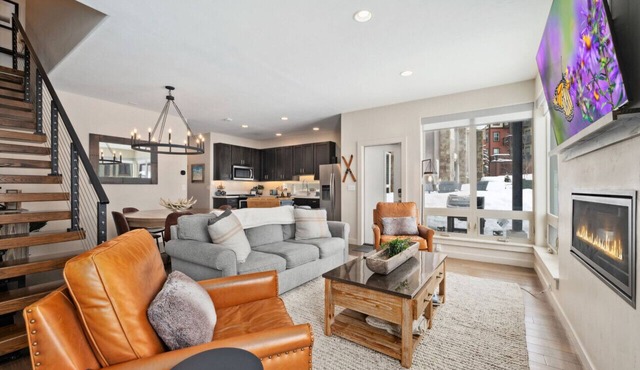 Ski-In/Ski-Out, 3BD/3BA, 2 Story w/Garage, by Pool