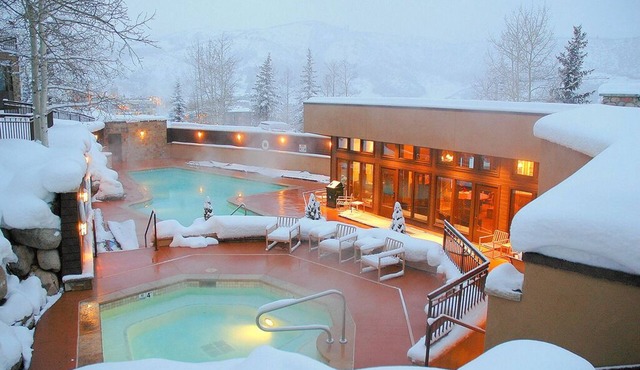 Ski in/ski out 4BR residence in Snowmass Village - onsite pool & hot tubs!