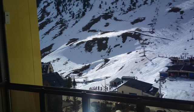 Ski-in/Ski-out Apartment with Garage in Aisa
