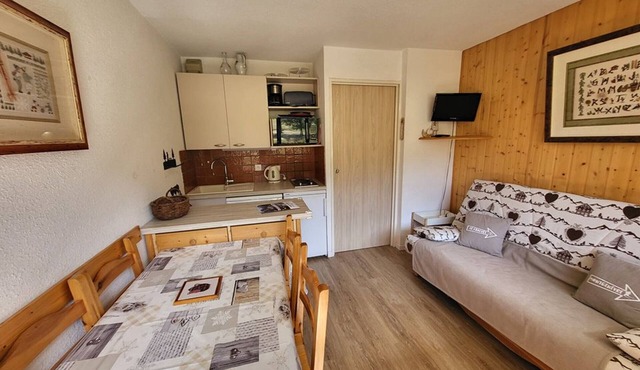 Ski-in/Ski-out Apartment for 4/5 People with South-Facing Balcony in Montgenèvre