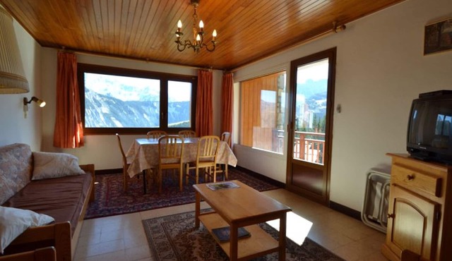 Ski-in/ski-out apartment in Courchevel 1850, 54m², sleeps 5
