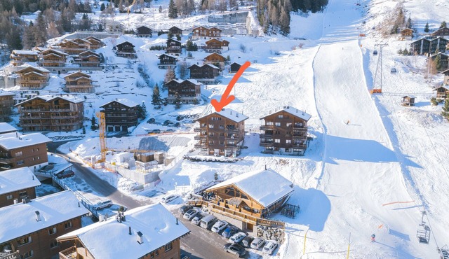 Ski-in-ski-out apartment with balcony. Exceptional mountain views