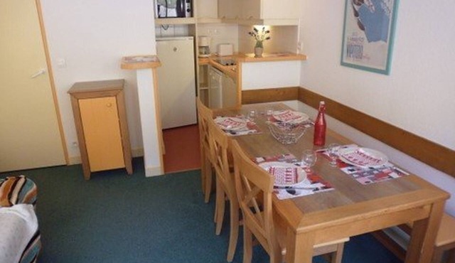 Ski-In/Ski-Out Apartment for 6 with Parking, Balcony, and Modern Amenities