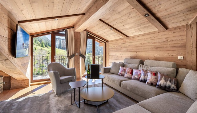 Ski-in/ski-out apartment, 3 bedrooms, steam shower, balcony, parking, WiFi