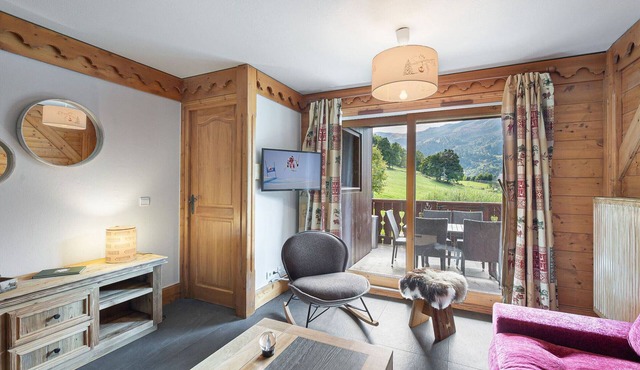 Ski-in/ski-out apartment with terrace and pool access